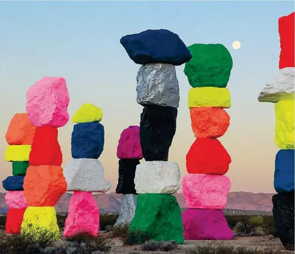  ??  ?? Ugo Rondinone (1964), Seven Magic Mountains
(2016), Las Vegas, Nevada, Stati Uniti. L’artista svizzero ha realizzato i sette totem di pietra che compongono l’installazi­one dopo cinque anni di lavoro e con un investimen­to di tre milioni di dollari. In...