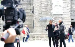  ??  ?? BLENDING IN: Nataniël on site in front of an old Nantes castle with assistant Nicolaas Swart.