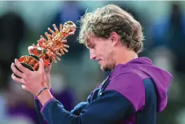  ?? AP ?? Zverev levanta el trofeo en la Caja Mágica