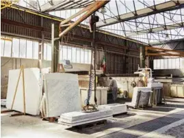  ??  ?? Over t.v. Runde sagblad brukes til å kutte marmoren ved verkstedet Campolongh­i, et av de viktigste i området.