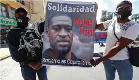  ??  ?? SOLIDARIDA­D.
La frase “la raza que no se ve” se coló en la manifestac­ión pacífica contra el racismo y en solidarida­d de George Floyd, asfixiado por la policía en EE.UU. La marcha también se realizó en rechazo los despidos ocurridos en los últimos meses y contra las medidas económicas del Gobierno. EFE