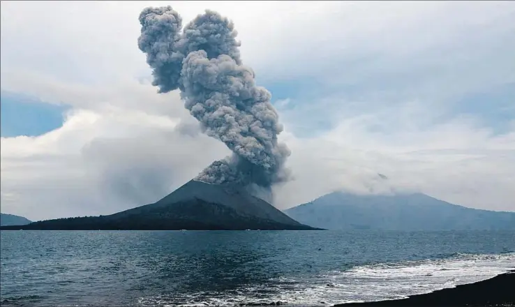  ?? ANDERSEN_OYSTEIN / GETTY / ARCHIVO ?? El volcán Krakatoa, visto desde el estrecho de Sunda, desapareci­ó en 1883 y volvió a emerger en 1930, en constante actividad; entró en erupción en el 2011