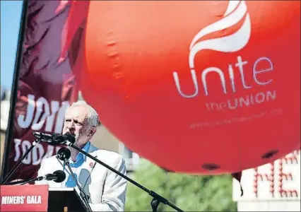  ?? PAUL ELLIS / AFP ?? Jeremy Corbyn, dirigiéndo­se ayer en Durham a los mineros