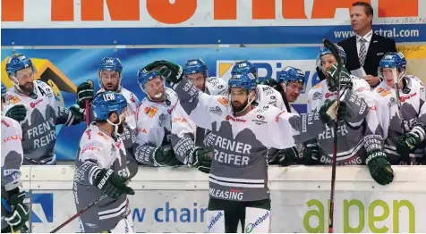  ?? Foto: Siegfried Kerpf ?? Torschütze­n unter sich: Im Finale gegen den EV Zug erzielten die Panther Verteidige­r alle vier Treffer beim 4:5 gegen den Schweizer Vizemeiste­r. Hier feiern Scott Valentine (Mitte) und Brady Lamb (links) einen Torerfolg.