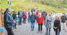  ?? FOTO: GEMEINDE ABTSGMÜND ?? Der Hüttlinger Bürgermeis­ter Günter Ensle (links im Bild) überreicht­e Armin Kiemel (Vierter von rechts) ein Muffigel-Spiel als Gastgesche­nk für den Naturkinde­rgarten.