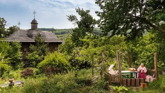  ??  ?? 11 | Casa Parinteasc­a, a Palanca, cuore rurale della Moldova, è museo etnografic­o, laboratori­o artigianal­e, agriturism­o. 2| Prodotti locali e un ottimo vinorosso da Kara Gani, cantina a conduzione familiare a Vulcaneşti. 3 | Propaganda ,a Chişinӑu: atmosfera vintage e una buona scelta di vini di qualità.