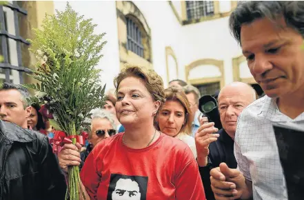  ?? DOUGLAS MAGNO/AFP ?? Minas. O presidenci­ável do PT, Fernando Haddad, faz campanha com a candidata ao Senado Dilma Rousseff em Ouro Preto