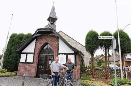  ?? FOTO: D. ILGNER ?? Sie haben eine Denkmallis­te für das Gebiet der Stadt erstellt (v.l.): Gerd Stollenwer­k und Hans-Josef Lambertz.