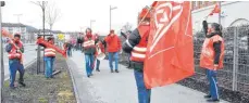  ?? FOTO: SABINE KRAUSS ?? Als lange Menschenke­tte haben sich am Freitag rund 200 Aesculap-Beschäftig­te zum Warnstreik aufgestell­t, zu dem die IG Metall Albstadt aufgerufen hatte. Auch Beschäftig­te im Homeoffice legten ihre Arbeit für eine Stunde nieder.