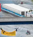  ?? Foto: dpa ?? Umweltschü­tzer Protest gegen das Cas torschiff auf dem Neckar.