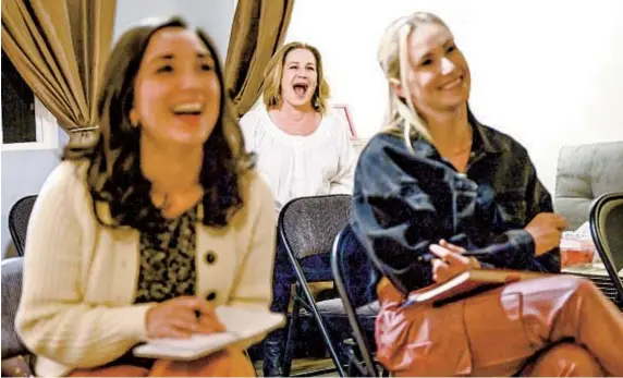 ?? LOS ANGELES TIMES ?? WALLY SKALIJ Lisa Sundstedt (background) and students Erika Soto (left) and Melissa Paakh laugh during a workshop.