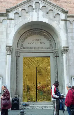  ??  ?? Per i migranti Coperte termiche sulla porta della chiesa battista in via Venezian