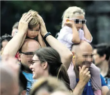  ?? KEYSTONE ?? Kleine Kinder mitten im Getümmel – das ist verantwort­ungslos.