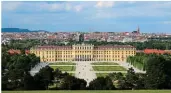  ??  ?? Grădinile palatului Schönbrunn sunt spectaculo­ase în orice anotimp.