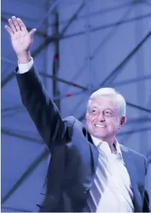  ??  ?? En el Zócalo de la Ciudad de México, frente a miles de simpatizan­tes, López Obrador emitió un mensaje a todo el país.