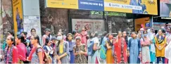  ?? — DEEPAK DESHPANDE ?? Girls wait in scorching heat at the Koti bus stand in Hyderabad on Friday.