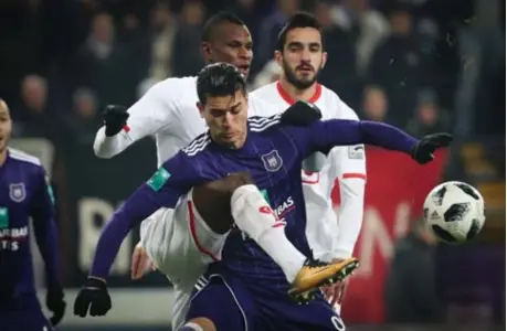  ??  ?? Hamdi Harbaoui met Anderlecht tegen Standard in de beker. © blg