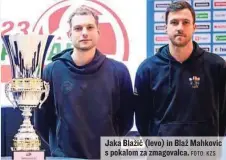  ?? FOTO: KZS ?? Jaka Blažič (levo) in Blaž Mahkovic s pokalom za zmagovalca.