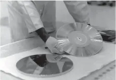  ??  ?? Die Aufnahme von 1977 zeigt, wie die Goldene Schallplat­te der Sonde Voyager 1 vorbereite­t wird.