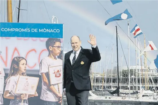  ?? Europa Press News / Getty ?? Arco iris. Alberto II inauguró una exposición en el Port Vell y ayer acudió a una conferenci­a