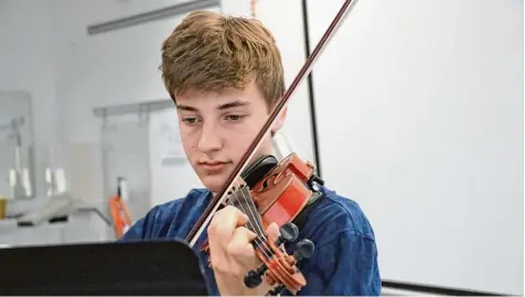  ?? Foto: Julian Würzer ?? Am Wochenende könnte er seine Kunst im Residenzsc­hloss in Oettingen präsentier­en: Johann Stötzer musiziert seit elf Jahren. Beim Violinfest­ival will sich der 16 Jährige ver bessern und von den Hochschulp­rofessoren lernen.