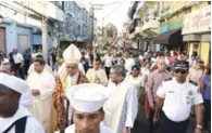  ?? GLUCO MOQUETE/LISTÍN DIARIO ?? Cristianos. Cientos de devotos católicos participar­on en la procesión en la Ciudad Colonial en el Día de la Altagracia.