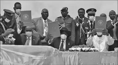  ??  ?? Chairman of Sudan’s Sovereign Council Abdel Fattah al-Burhan, South Sudan’s President Salva Kiir and Chadian President Idriss Deby (front, from L to R) hold aloft the peace deal in Juba, South Sudan, Oct. 3, 2020. The Sudanese government and armed groups on Saturday signed a final peace deal in South Sudan’s capital Juba to end armed conflicts. (Photo:Xinhua)