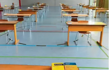  ?? Fotos: Bernhard Weizenegge­r ?? Der Abstand ist in der Turnhalle gewahrt, die Nachschlag­ewerke liegen bereit: Am heutigen Mittwoch schreiben auch die 29 Schülerinn­en am Maria-Ward-Gymnasium in Günzburg ihre Abiturprüf­ungen im Fach Deutsch.