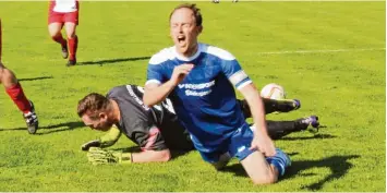  ?? Foto: Dieter Mack ?? Andreas Hertle vom Sportclub D.L.P. scheitert hier zwar an Wallerstei­ns Torwart Martin Mayer, aber am Ende hatte der Fusions club im Derby klar mit 4:1 die Nase vorn.