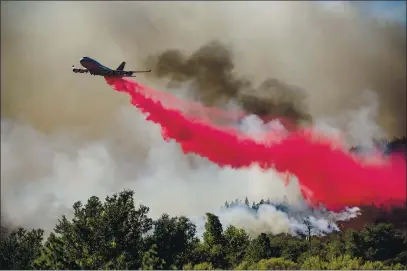  ?? NOAH BERGER — THE ASSOCIATED PRESS ?? The Global Supertanke­r drops retardant while battling the Glass Fire in Napa County on Sunday.