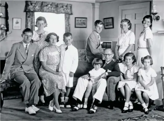  ??  ?? EL CLAN KENNEDY. Fotografía familiar tomada en Brookline, Massachuse­tts, en los años 30, en la que Joe Kennedy y Rose Fitzgerald posan con sus nueve hijos: Joseph Jr., Eunice, Robert, John, Edward, Kathleen, Patricia, Rosemary y Jean.