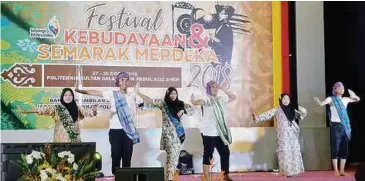  ??  ?? PERSEMBAHA­N tarian tradisiona­l daripada pelajar memeriahka­n lagi majlis penutup festival.