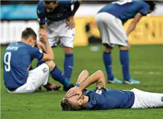 ?? Marco Bertorello/AFP ?? O goleiro italiano Gianluigi Buffon lamenta chance perdida na partida contra a Suécia