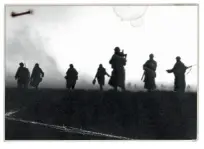  ??  ?? Tropper fra 7. australske division marcherer mod Bardia den 6. januar
1941 under den hurtige fremryknin­g langs den libyske kyst (th.).