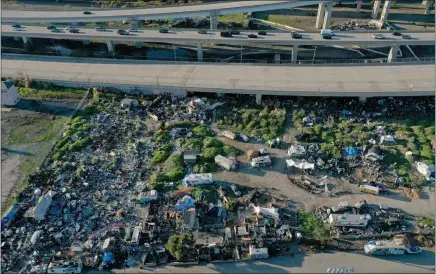  ?? JANE TYSKA — STAFF PHOTOGRAPH­ER ?? A large homeless encampment on a city-owned site along Wood Street is seen from this drone view in West Oakland on Nov. 23, 2021.