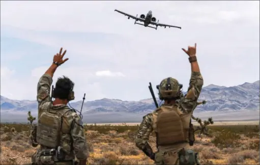  ??  ?? La mission CAS exige un lien très étroit avec les troupes au sol pour comprendre la situation tactique, obtenir les meilleurs résultats et limiter les risques de tirs fratricide­s. Hors de question de conduire une telle mission depuis la moyenne altitude ! (USAF)