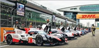  ??  ?? RESISTENCI­A. El Toyota TS050 Hybrid, en la salida de las 6 Horas de Shanghái, prueba del Mundial.