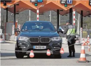  ??  ?? Policías controlan desde ayer el paso de viajeros galos en La Junquera