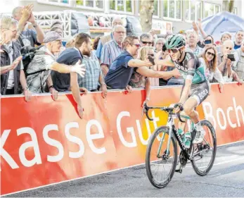  ?? FOTO: BEAUTIFUL SPORTS/IMAGO IMAGES ?? Auf den direkten Kontakt mit den Fans und die Stimmung am Streckenra­nd müssen Deutschlan­ds Radstar Emanuel Buchmann aus Ravensburg und seine Profikolle­gen wohl noch eine Weile warten.