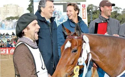  ??  ?? Ganador. David Nalbandian y los otros dueños de la yegua campeona, ayer, en la Exposición Rural de Palermo.