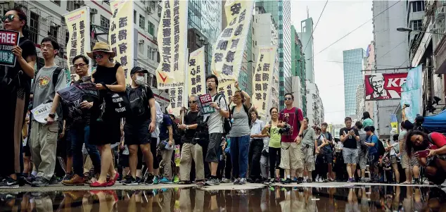  ?? (Ap) ?? Corteo Manifestan­ti ieri a Hong Kong. Tra bandiere e ombrelli c’è una grande immagine dello scrittore e attivista cinese premio Nobel per la pace Liu Xiaobo, di recente scarcerato per motivi di salute