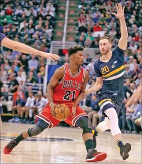  ??  ?? Jimmy Butler van Chicago Bulls probeert langs een tegenstand­er te gaan. (Foto: NOS)