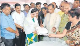  ?? DEEPAK GUPTA/ HT PHOTO ?? ▪ Deputy chief minister Dinesh Sharma handing over the appointmen­t letter to Vivek Tiwari’s widow Kalpana Tiwari, in Lucknow, on Thursday.