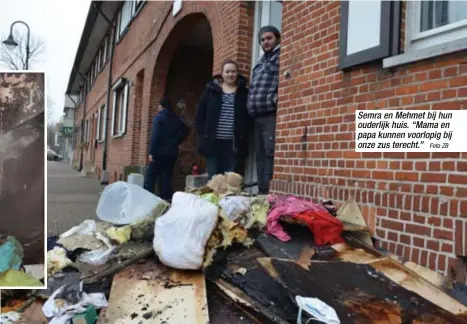  ?? Foto ZB ?? Semra en Mehmet bij hun ouderlijk huis. “Mama en papa kunnen voorlopig bij onze zus terecht.”