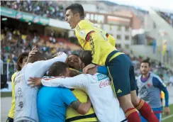  ??  ?? Los jugadores de Colombia celebran un gol durante el partido ante Bolvia.