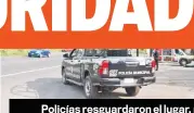  ??  ?? Policías resguardar­on el lugar, mientras otros oficiales desplegaro­n un operativo para capturar a los asesinos.