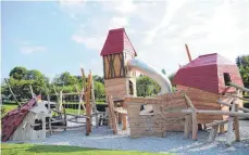  ?? FOTO: ANDREA DENZINGER ?? 2500 Quadratmet­er groß ist der neu gestaltete Spielplatz direkt neben der Dinkelsbüh­ler Altstadt. Ideal auch für Tagesausfl­ügler, die mit Kindern unterwegs sind.