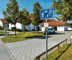  ?? Fotos: Jordan ?? Über eine Kategorisi­erung der Landsberge­r Straßen berät heute der Bau-, Planungs- und Umweltauss­chuss des Stadtrats. Dabei geht es unter anderem um die Spöttinger Straße (oben), Spielstraß­en (unten links) und Tempo-30-Zonen.