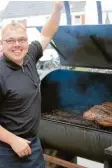  ??  ?? Daniel Müller von der Holzheimer Feuerwehr mit seinem riesigen Smoker.