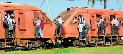  ?? Pic by Reka Tharangani ?? A few office trains are operating and picture shows commuters perching themselves where-ever they can find some space.